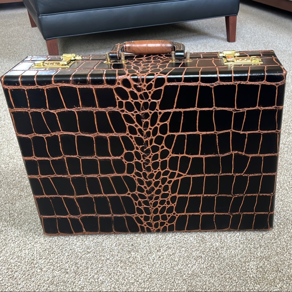 Elegant Black and Brown Crocodile Pattern Briefcase - Picture 3 of 16